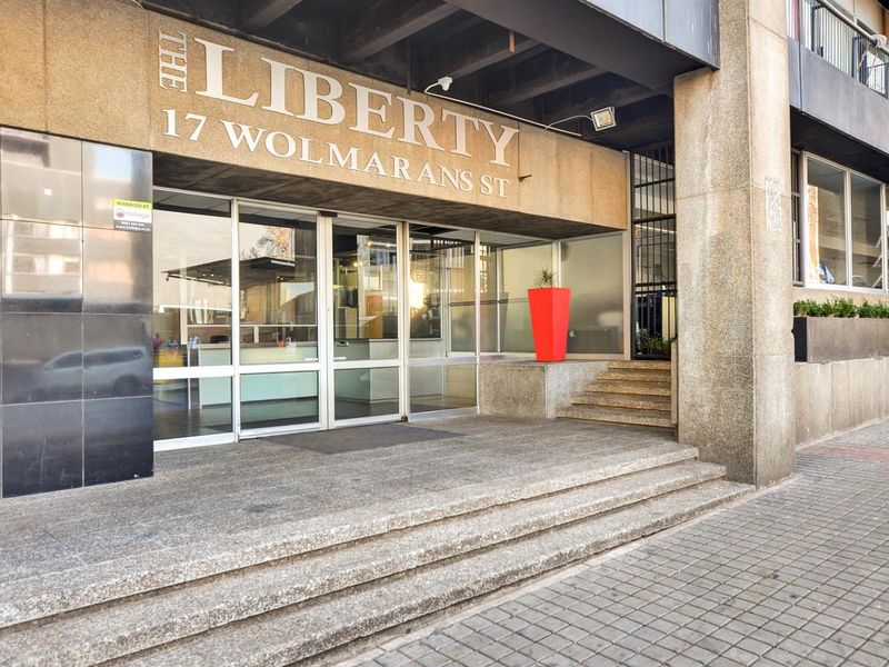 Apartment For Sale in Braamfontein, Johannesburg - Photo 4