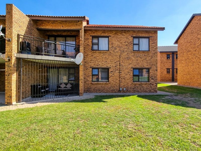 3 bed 2 bath Apartment for R800 000 only - Photo 6