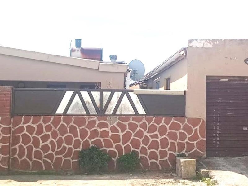 House For Sale in Kwazakhele, Port Elizabeth - Photo 1