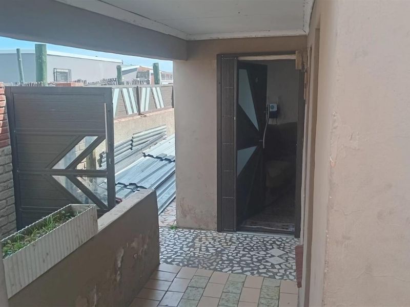 House For Sale in Zwide, Port Elizabeth - Photo 2