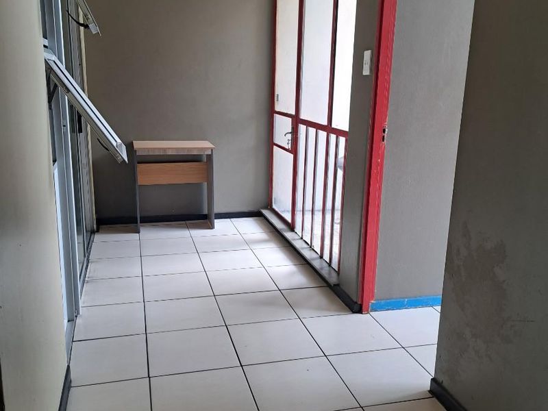 Apartment For Sale in Braamfontein, Johannesburg - Photo 3