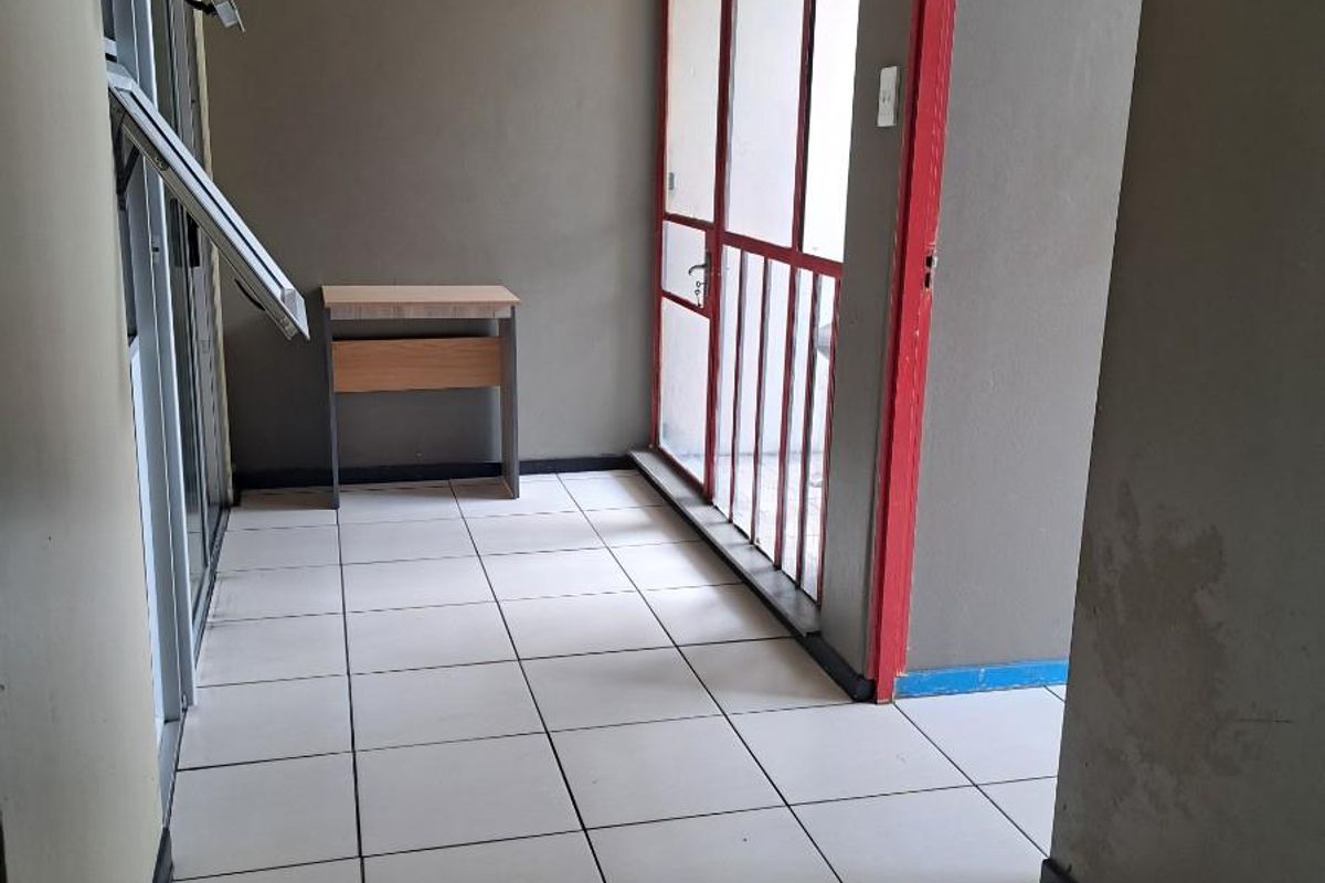 Apartment For Sale in Braamfontein, Johannesburg - Photo 3