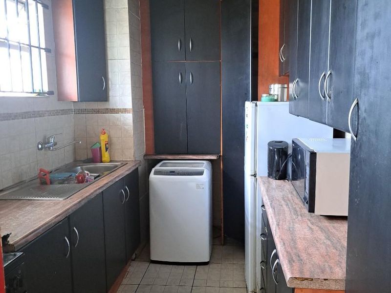 Apartment For Sale in Braamfontein, Johannesburg - Photo 2