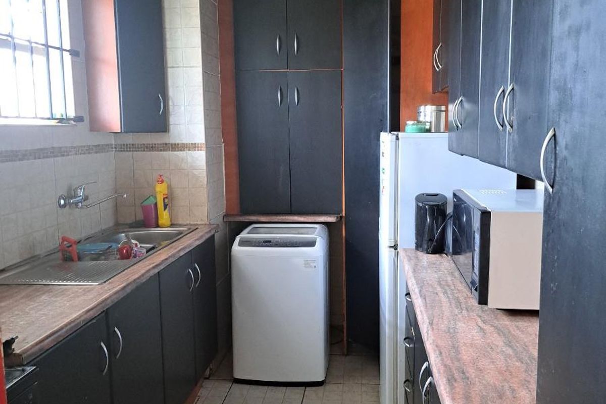 Apartment For Sale in Braamfontein, Johannesburg - Photo 2