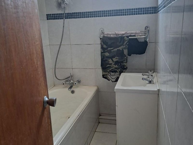 Apartment For Sale in Braamfontein, Johannesburg - Photo 6