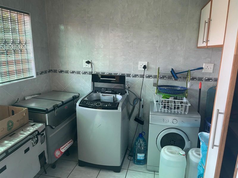 Stunning 5-Bedroom Luxury Home - Photo 10