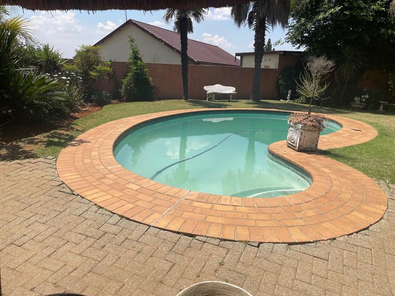 Stunning 5-Bedroom Luxury Home - Photo 6