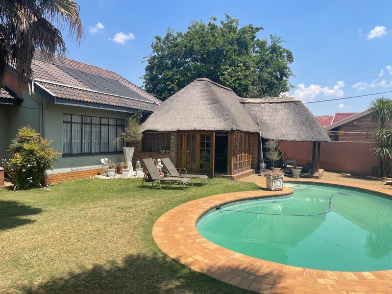 Stunning 5-Bedroom Luxury Home - Photo 4