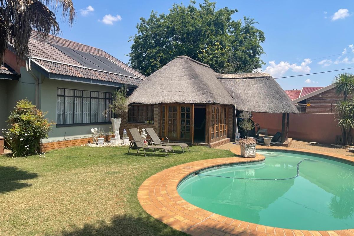 Stunning 5-Bedroom Luxury Home - Photo 4