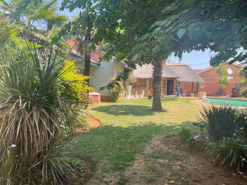 Stunning 5-Bedroom Luxury Home - Photo 2