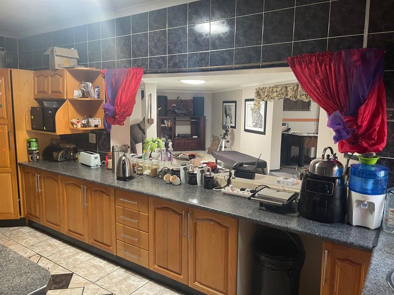 Stunning 5-Bedroom Luxury Home - Photo 8