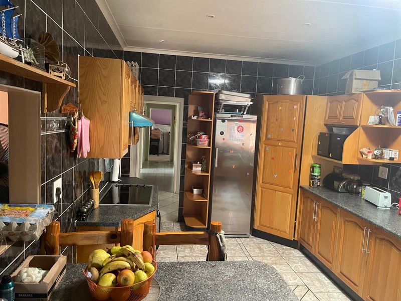 Stunning 5-Bedroom Luxury Home - Photo 9