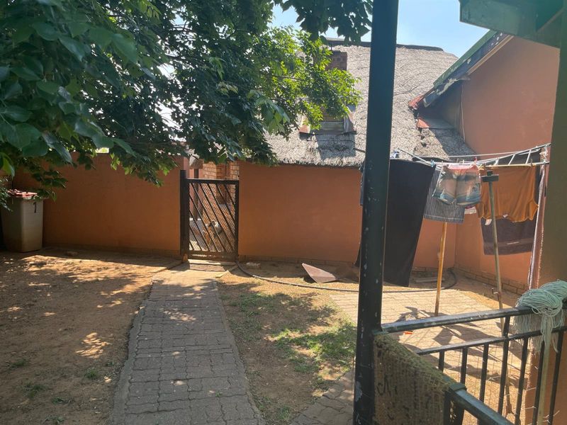 Stunning 5-Bedroom Luxury Home - Photo 7