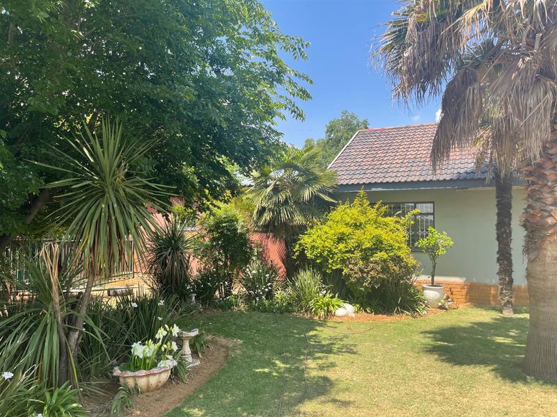 Stunning 5-Bedroom Luxury Home - Photo 5