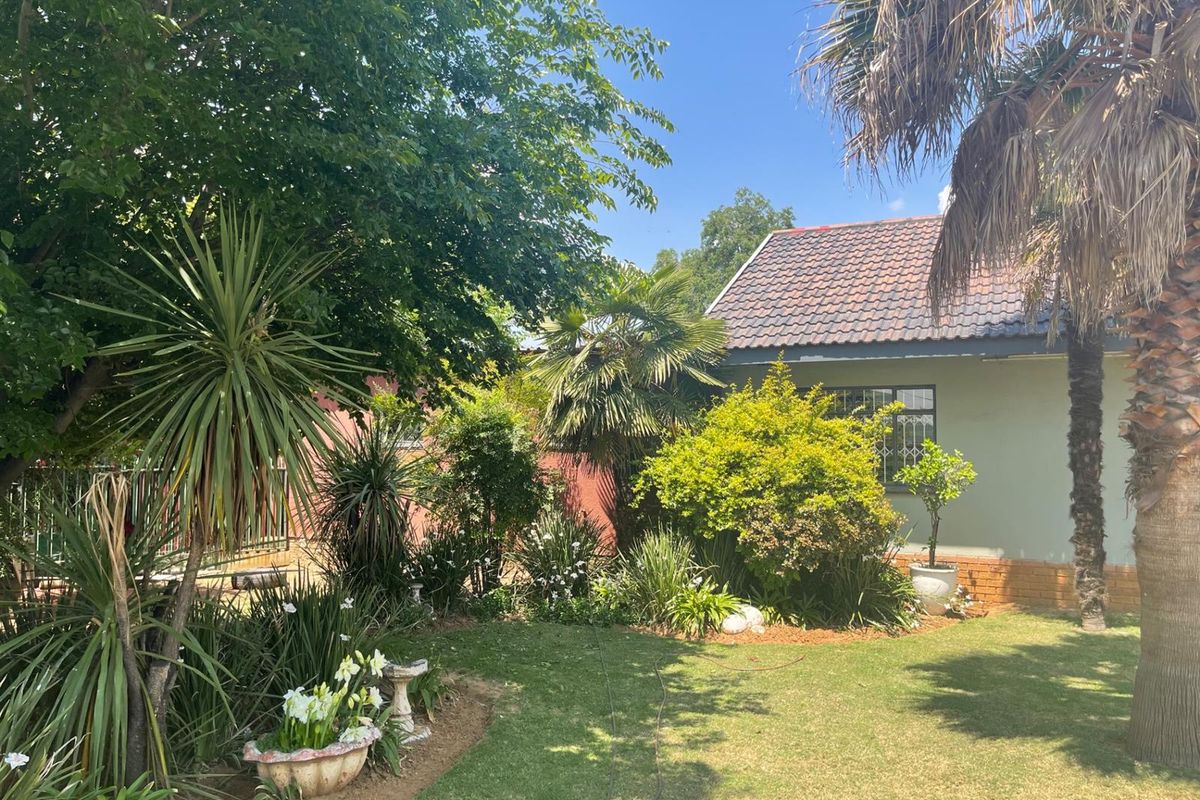 Stunning 5-Bedroom Luxury Home - Photo 5