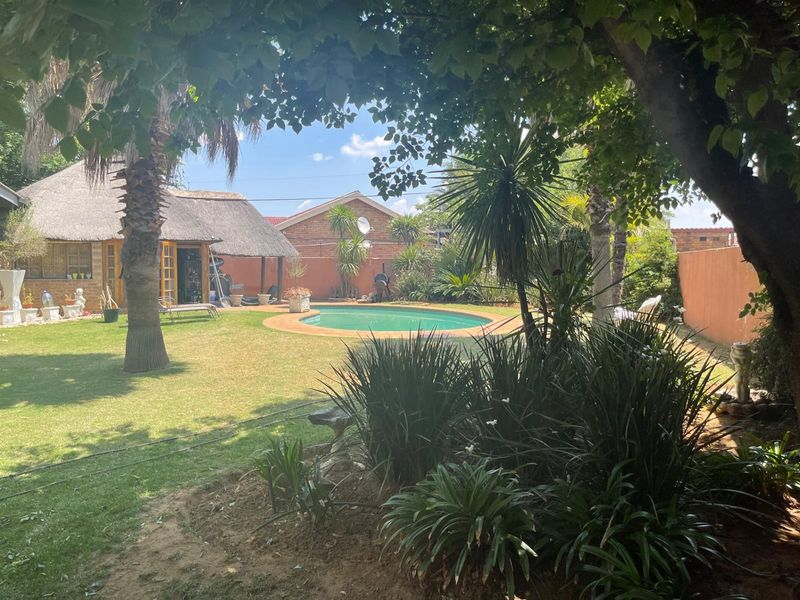 Stunning 5-Bedroom Luxury Home - Photo 3