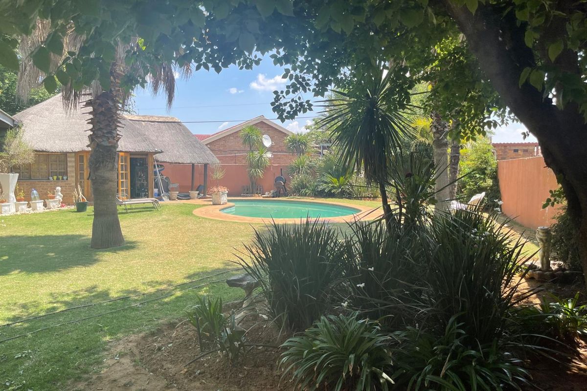 Stunning 5-Bedroom Luxury Home - Photo 3