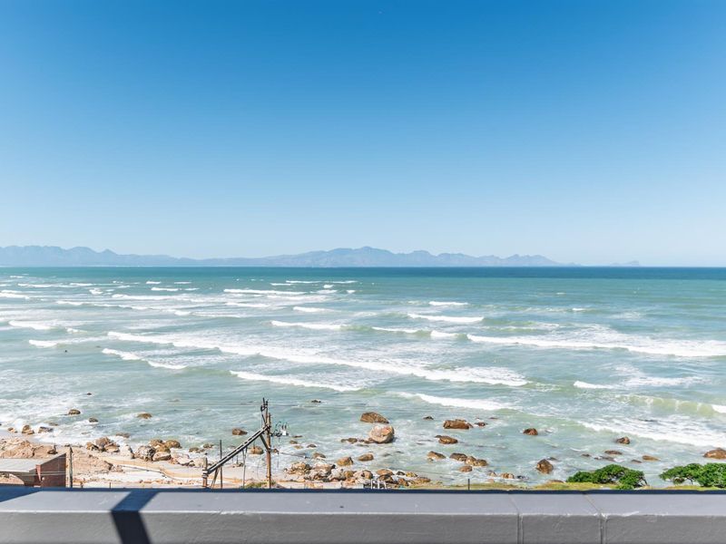 Panoramic Penhouse Paradise, in Muizenberg's Crown Jewel - Photo 2