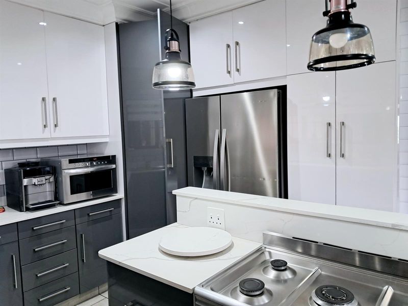 SHELLY BEACH: BEAUTIFUL MODERN RENOVATED FURNISHED  HOUSE FOR SALE. MOVE IN READY - Photo 3