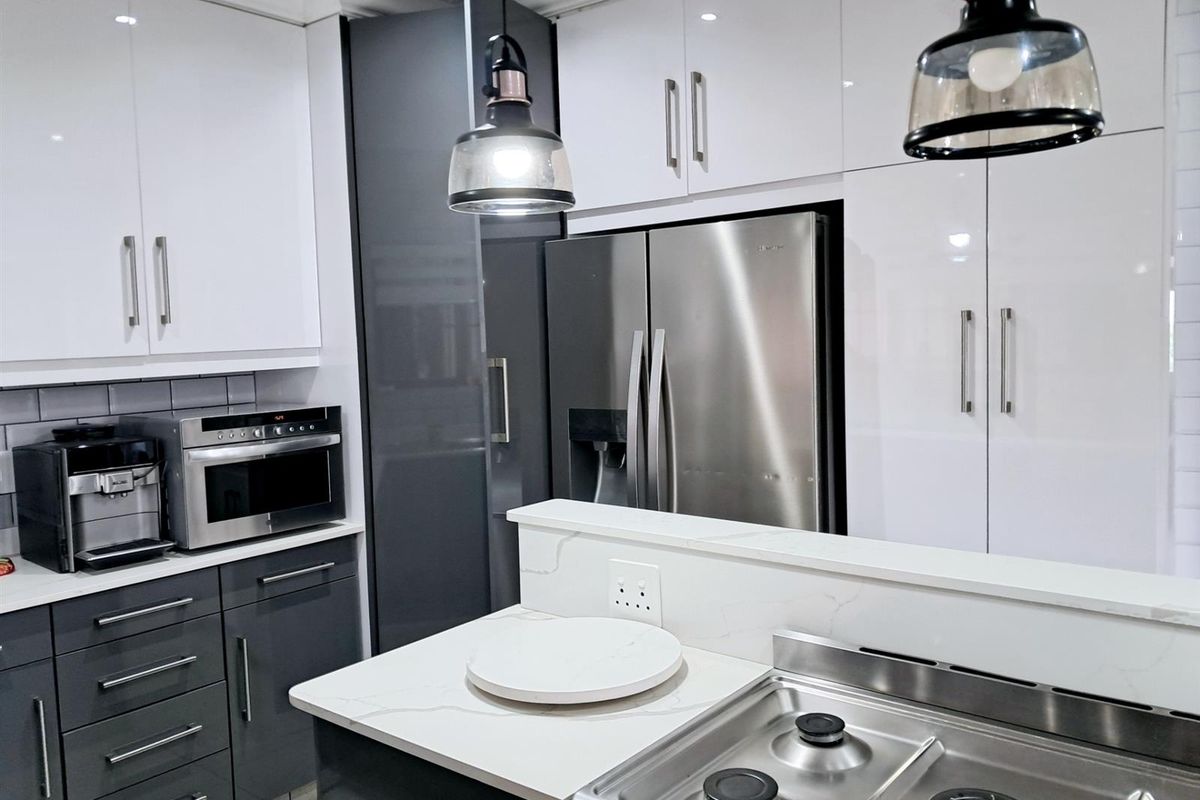 SHELLY BEACH: BEAUTIFUL MODERN RENOVATED FURNISHED  HOUSE FOR SALE. MOVE IN READY - Photo 3