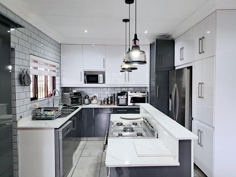 SHELLY BEACH: BEAUTIFUL MODERN RENOVATED FURNISHED  HOUSE FOR SALE. MOVE IN READY - Photo 2