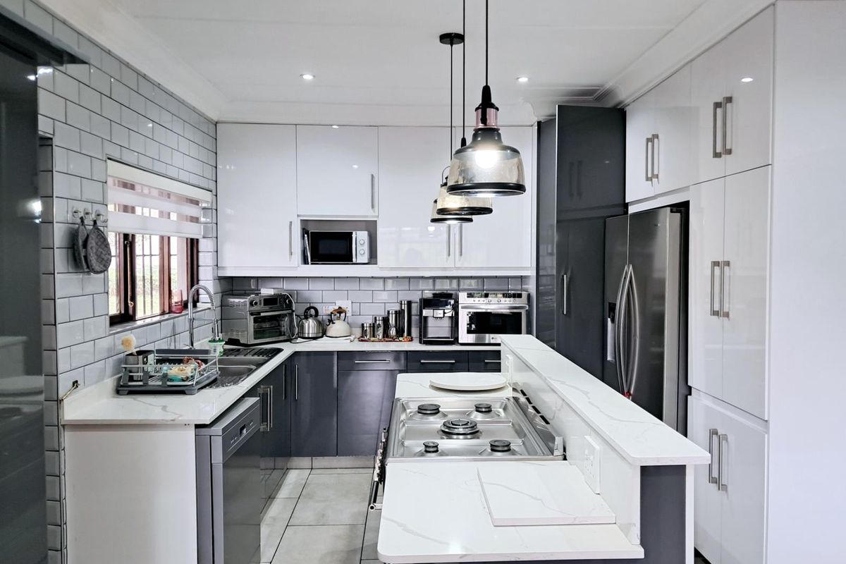 SHELLY BEACH: BEAUTIFUL MODERN RENOVATED FURNISHED  HOUSE FOR SALE. MOVE IN READY - Photo 2