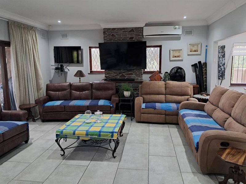 SHELLY BEACH: BEAUTIFUL MODERN RENOVATED FURNISHED  HOUSE FOR SALE. MOVE IN READY - Photo 8