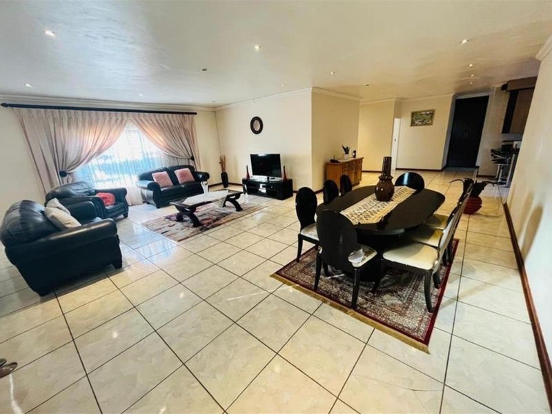 3 bedroom house For Sale in Heatherview, Akasia - Photo 7