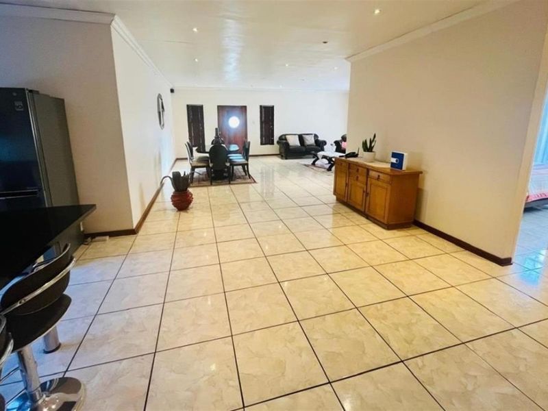 3 bedroom house For Sale in Heatherview, Akasia - Photo 9