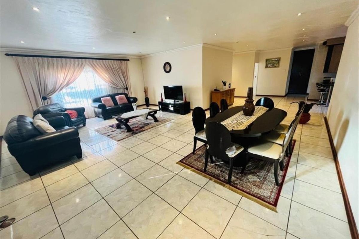 3 bedroom house For Sale in Heatherview, Akasia - Photo 2