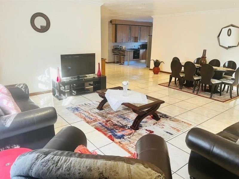 3 bedroom house For Sale in Heatherview, Akasia - Photo 3