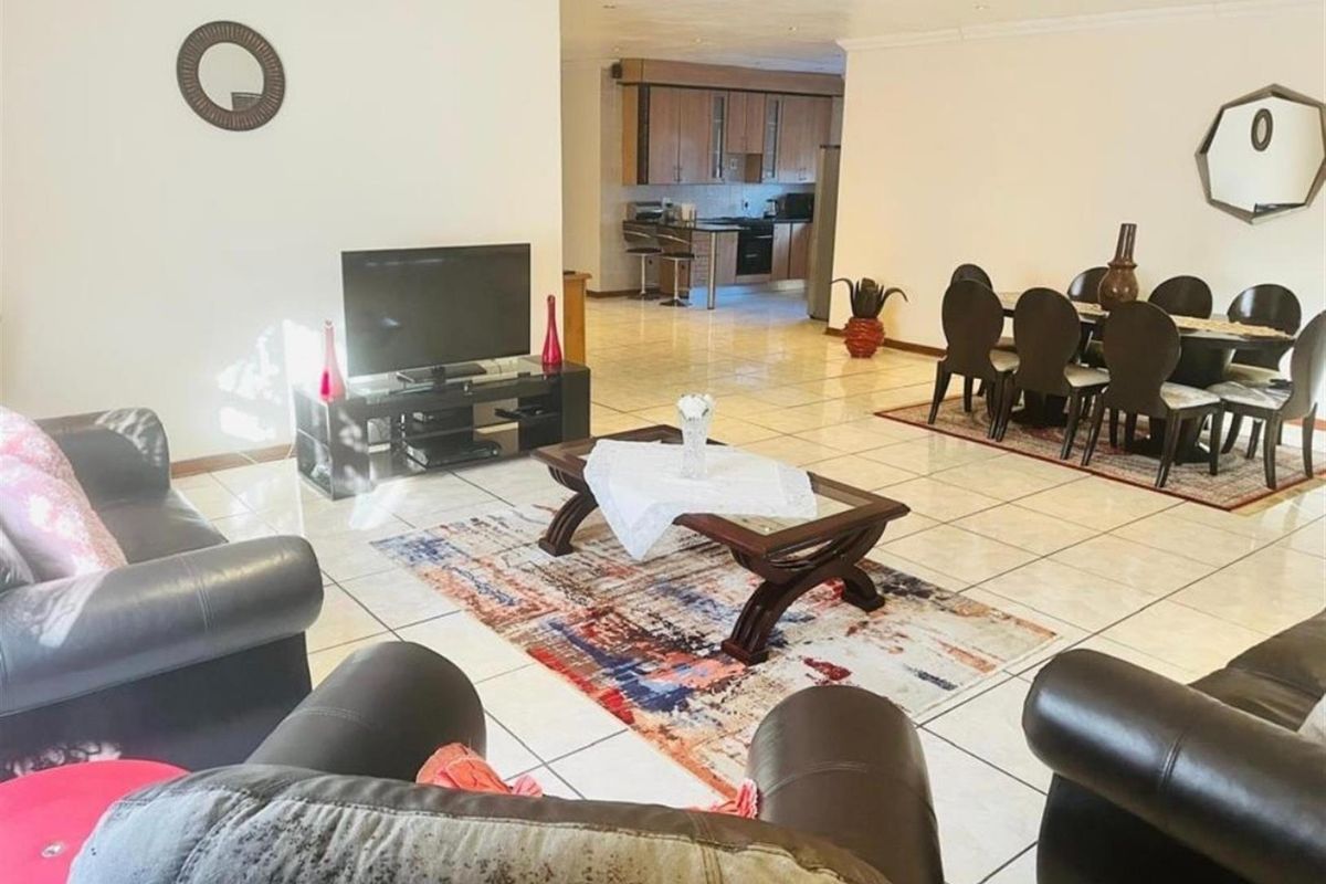 3 bedroom house For Sale in Heatherview, Akasia - Photo 3