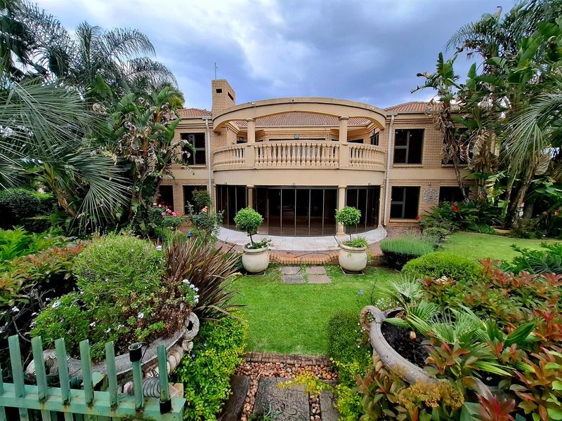 A Masterpiece of Timeless Luxury, Modern Comfort, and Garden Tranquility - Photo 4