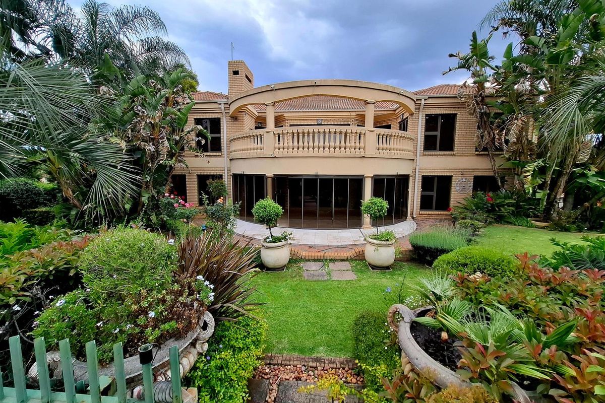 A Masterpiece of Timeless Luxury, Modern Comfort, and Garden Tranquility - Photo 4