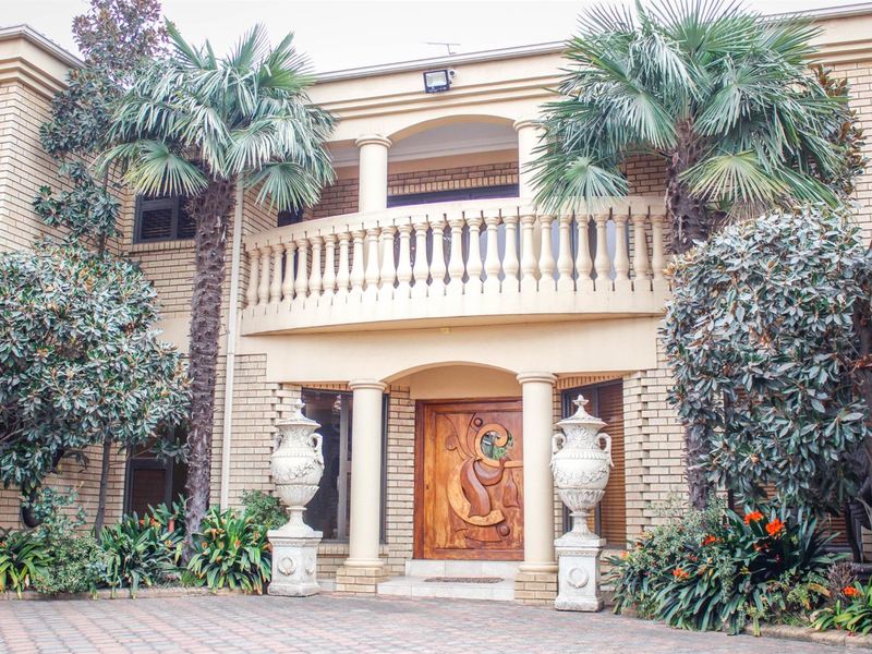 A Masterpiece of Timeless Luxury, Modern Comfort, and Garden Tranquility - Photo 2