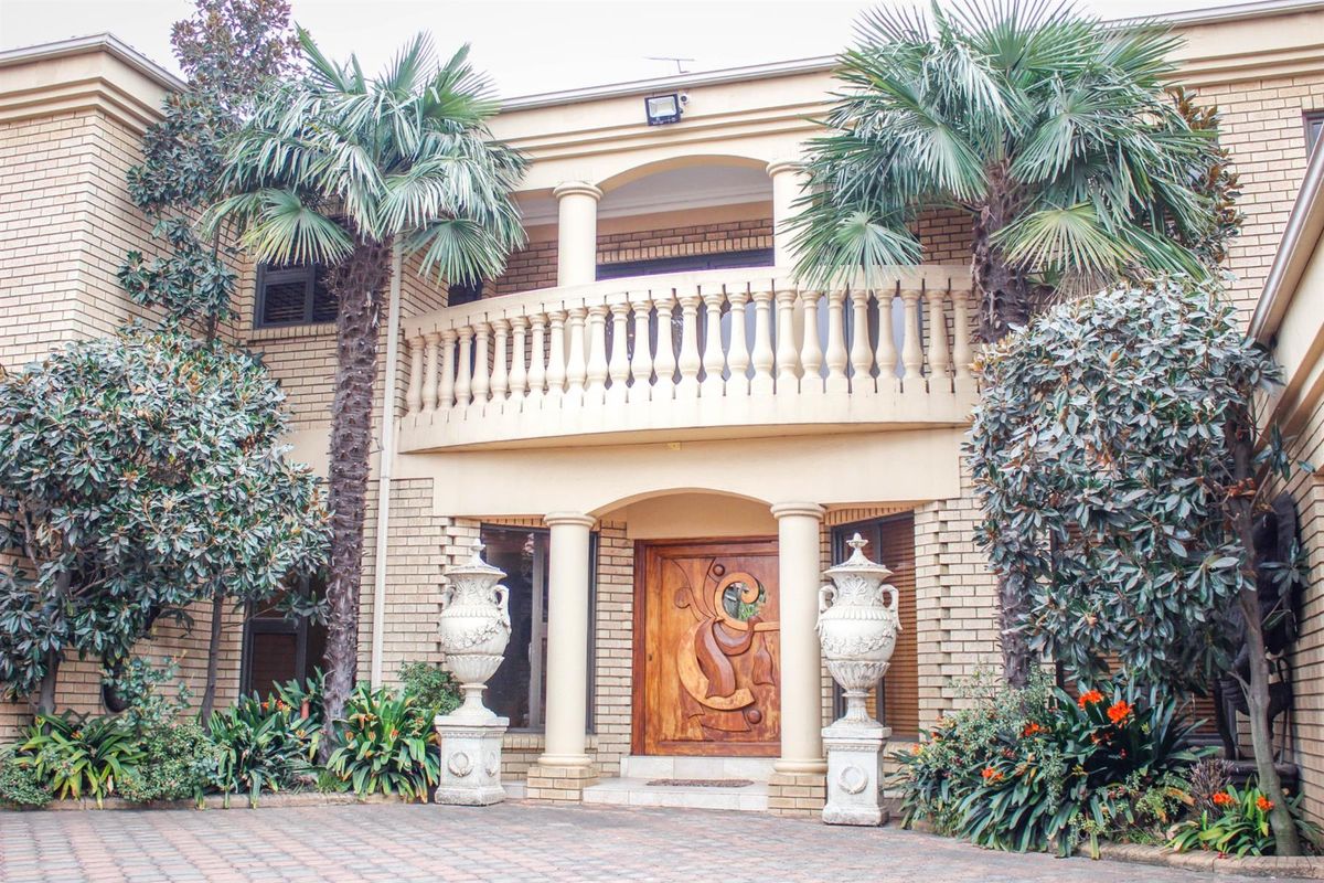 A Masterpiece of Timeless Luxury, Modern Comfort, and Garden Tranquility - Photo 2