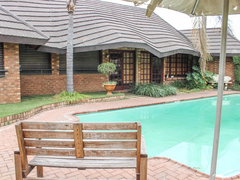 A Masterpiece of Timeless Luxury, Modern Comfort, and Garden Tranquility - Photo 5