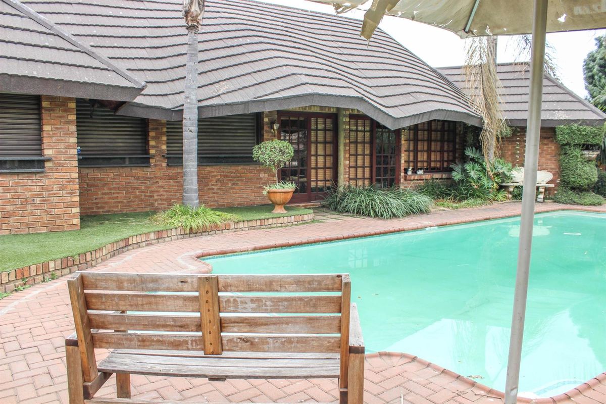 A Masterpiece of Timeless Luxury, Modern Comfort, and Garden Tranquility - Photo 5