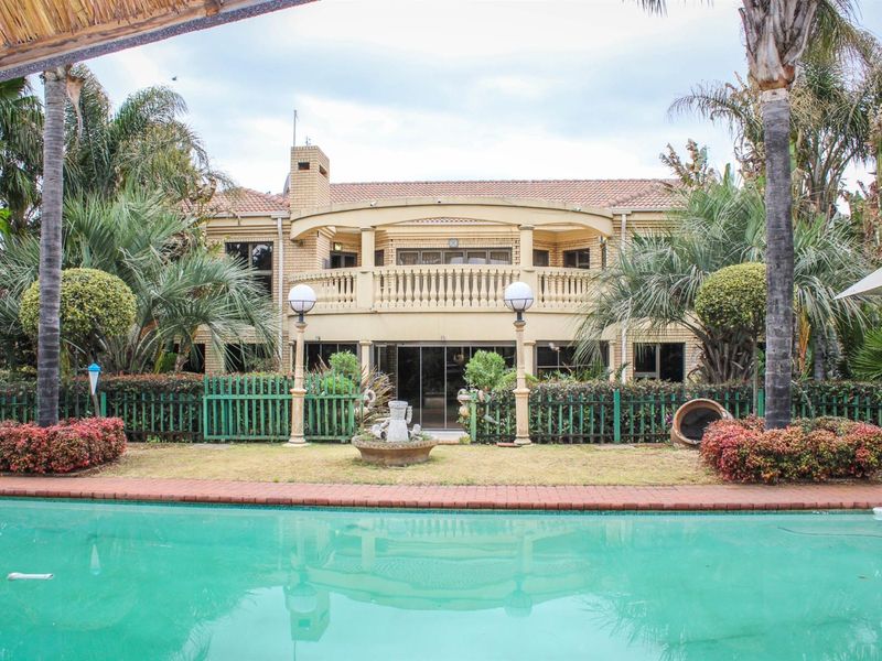 A Masterpiece of Timeless Luxury, Modern Comfort, and Garden Tranquility - Photo 3