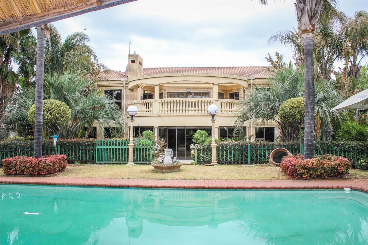 A Masterpiece of Timeless Luxury, Modern Comfort, and Garden Tranquility - Photo 3