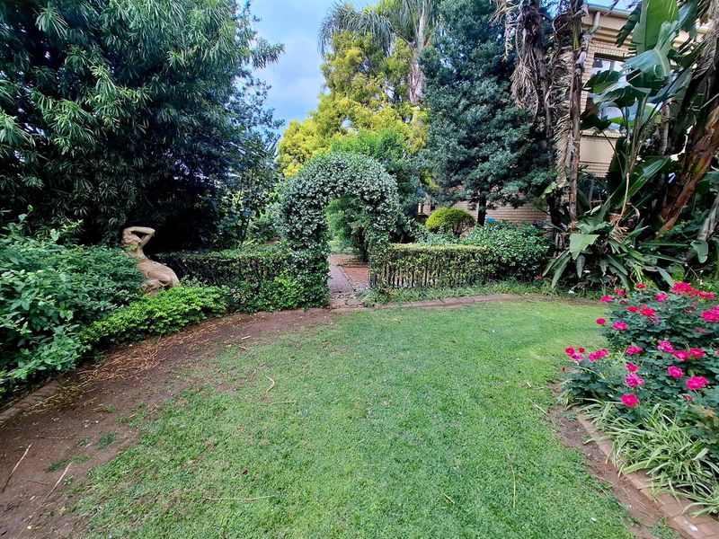 A Masterpiece of Timeless Luxury, Modern Comfort, and Garden Tranquility - Photo 8