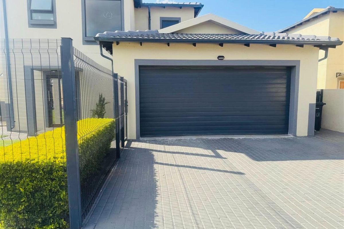 House For Sale in Magaliesberg Country Estate, Amandasig, Akasia - Photo 2