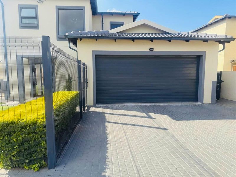 House For Sale in Magaliesberg Country Estate, Amandasig, Akasia - Photo 2