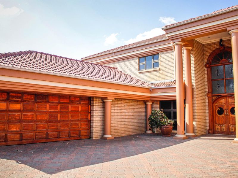 Grand Elegance and Effortless Entertaining - A Masterpiece of Luxury Living in Aerorand - Photo 3