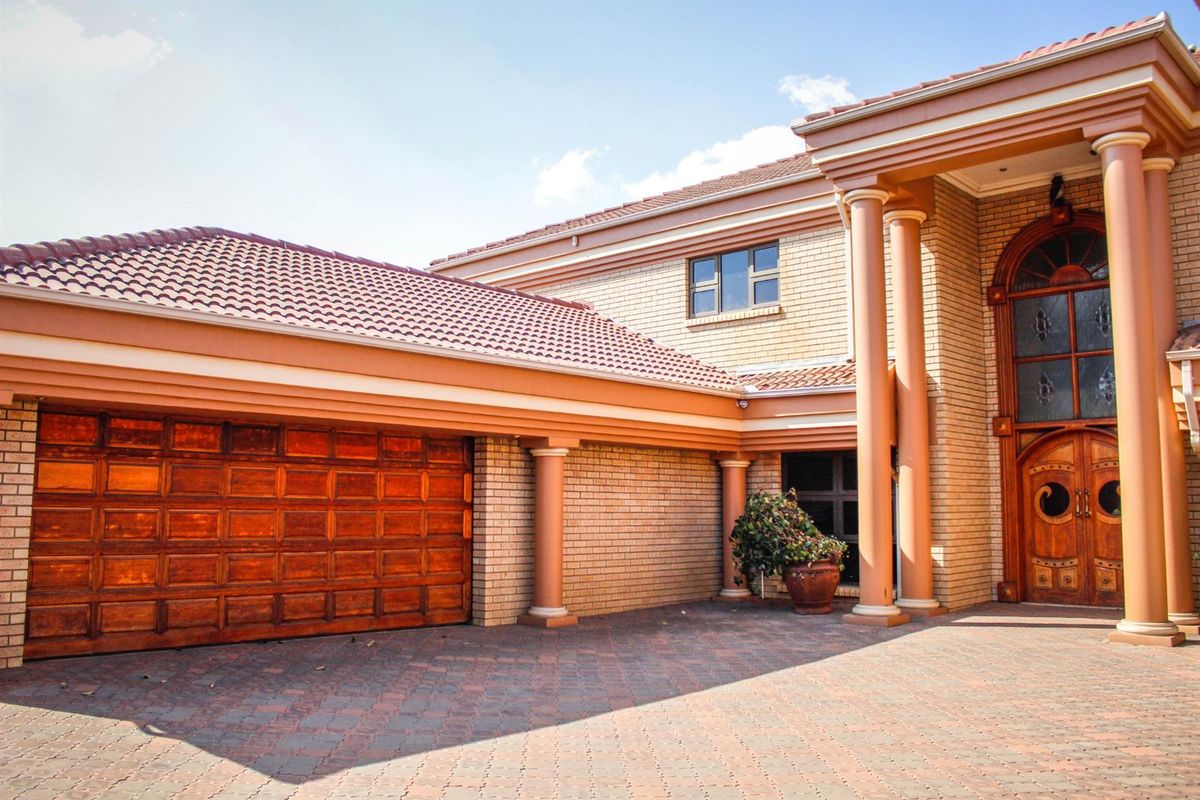 Grand Elegance and Effortless Entertaining - A Masterpiece of Luxury Living in Aerorand - Photo 3