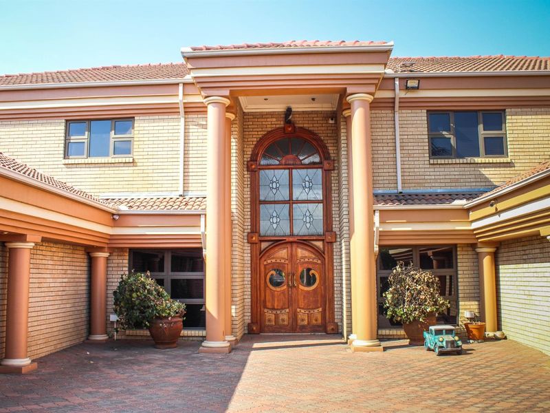 Grand Elegance and Effortless Entertaining - A Masterpiece of Luxury Living in Aerorand - Photo 4