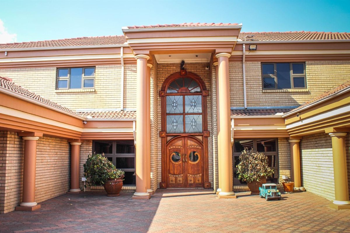 Grand Elegance and Effortless Entertaining - A Masterpiece of Luxury Living in Aerorand - Photo 4