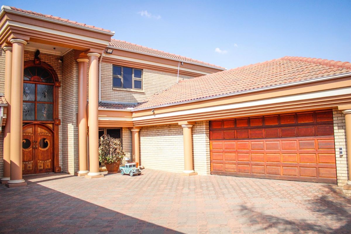 Grand Elegance and Effortless Entertaining - A Masterpiece of Luxury Living in Aerorand - Photo 2