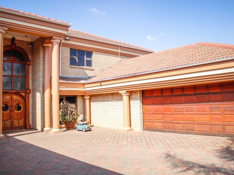 Grand Elegance and Effortless Entertaining - A Masterpiece of Luxury Living in Aerorand - Photo 2