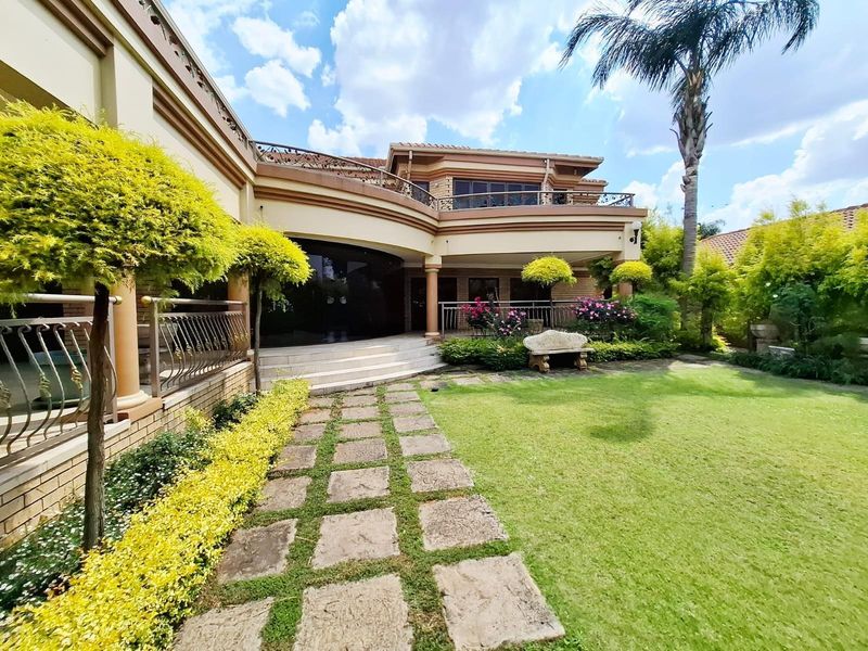 Grand Elegance and Effortless Entertaining - A Masterpiece of Luxury Living in Aerorand - Photo 7